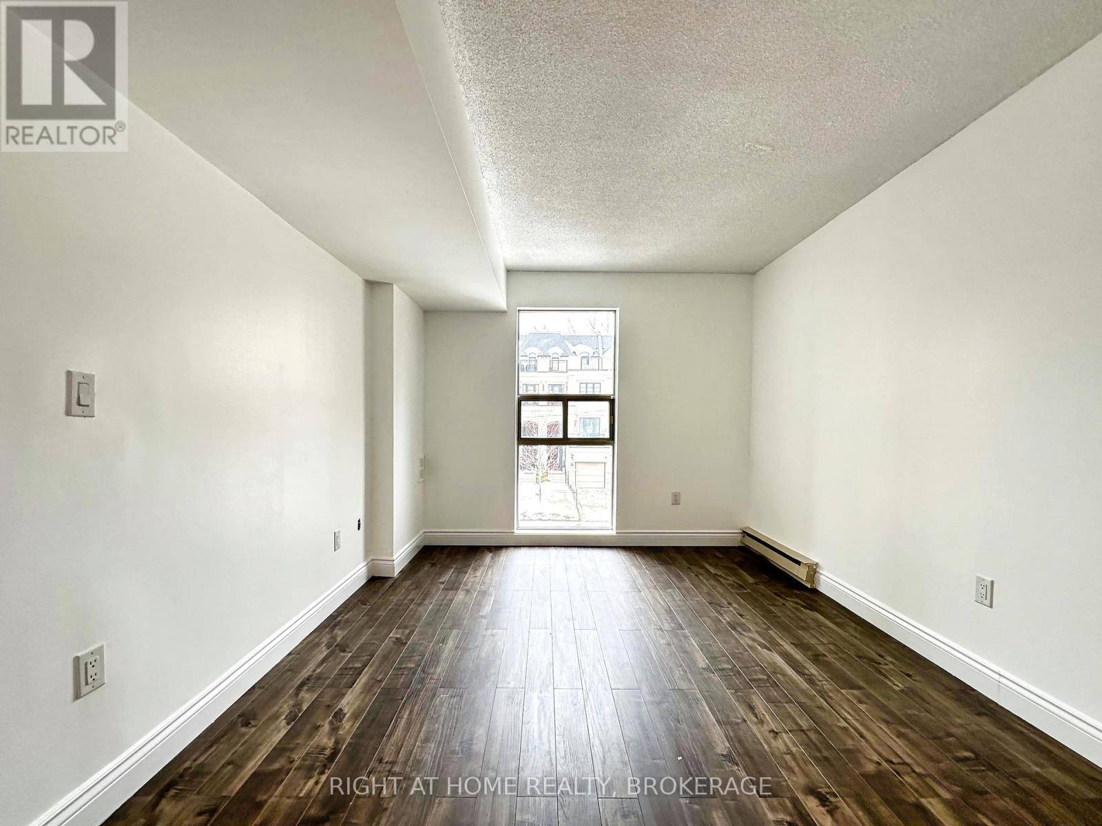 Oakville (oo Old Oakville), ON L6J3K9,162 Reynolds ST #202