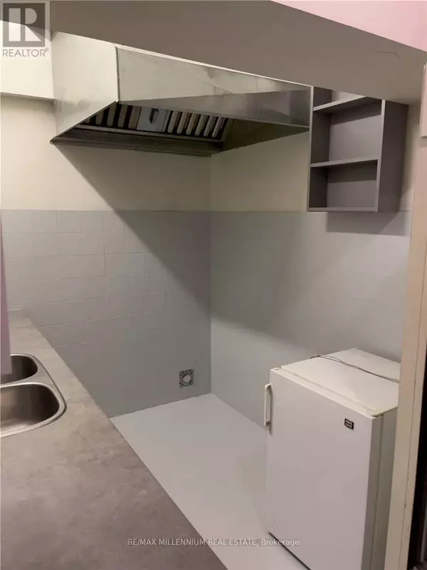 Toronto (brookhaven-amesbury), ON M6M5G3,130 Industry ST #22