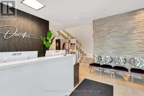 Oakville (wp Winston Park), ON L6H6M5,2390 Bristol CIR #1