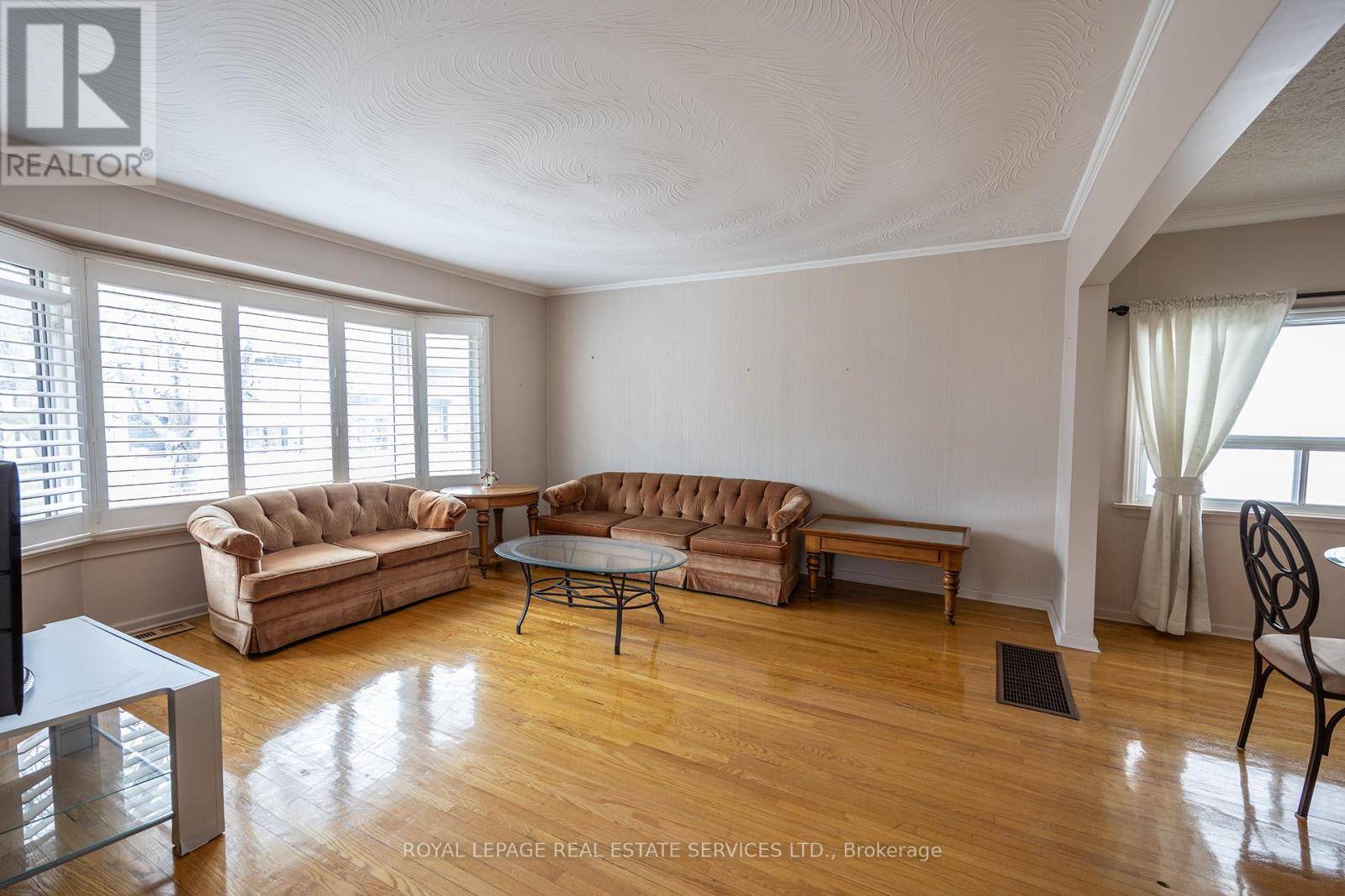 Mississauga (mineola), ON L5G4B3,1361 KENMUIR AVENUE