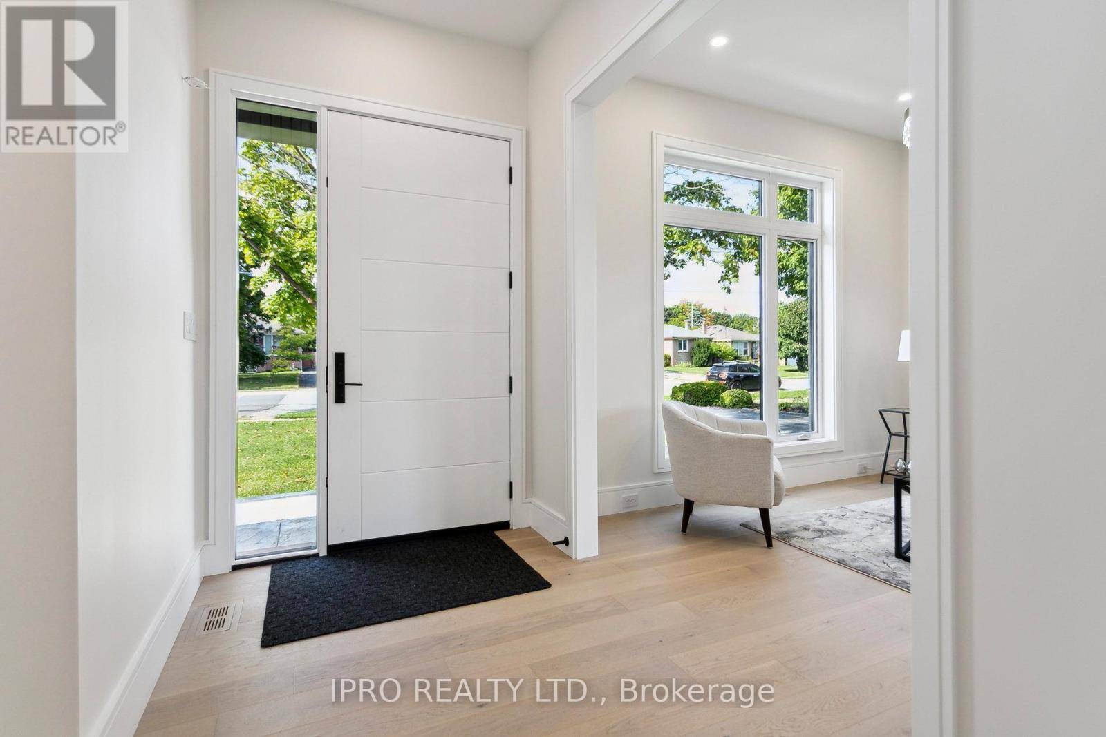 Oakville (wo West), ON L6L2E9,2082 BRIDGE ROAD