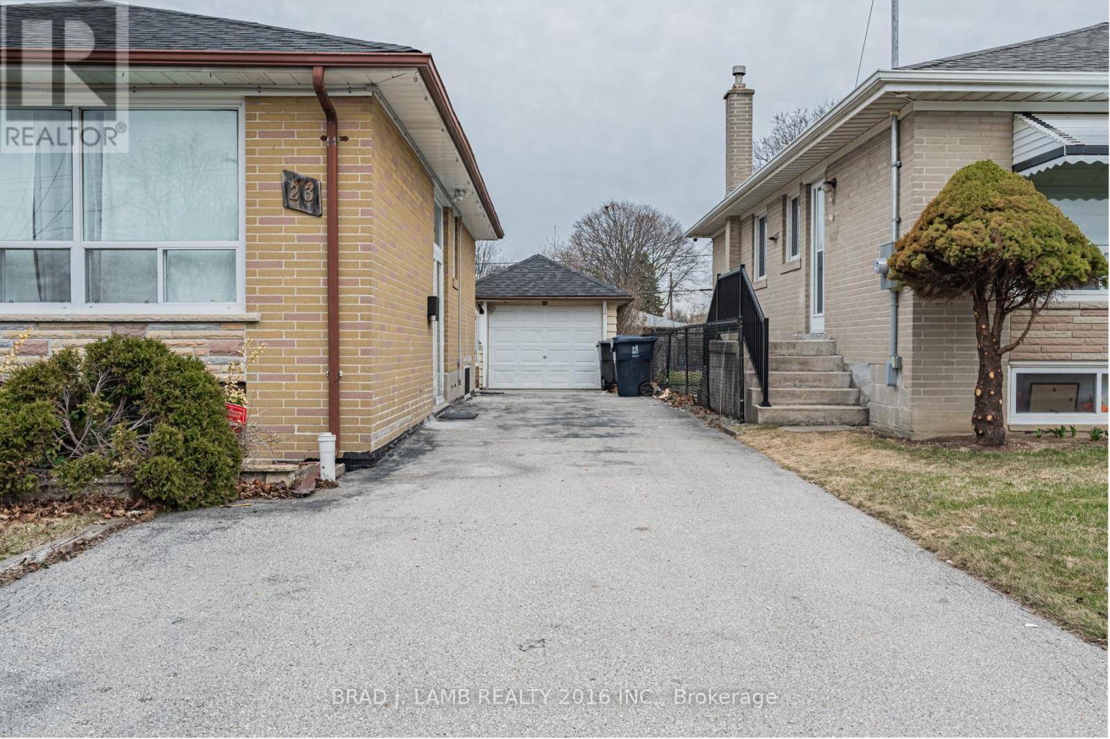 Toronto (west Humber-clairville), ON M9W4P5,23 Billcar RD #Main