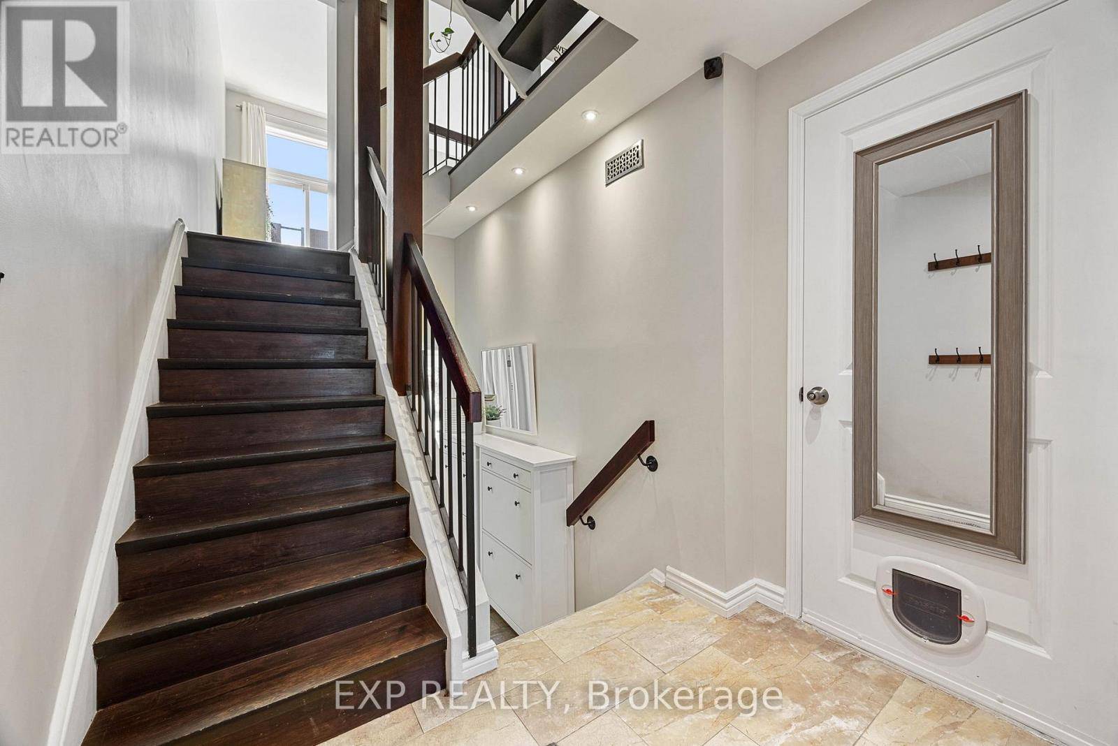 Oakville (cp College Park), ON L6H2W7,1250 Marlborough CT #28