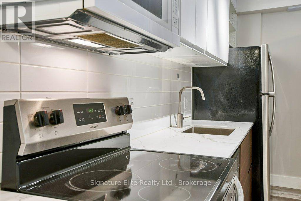 Toronto (long Branch), ON M8V2H8,112 Alder CRES #102