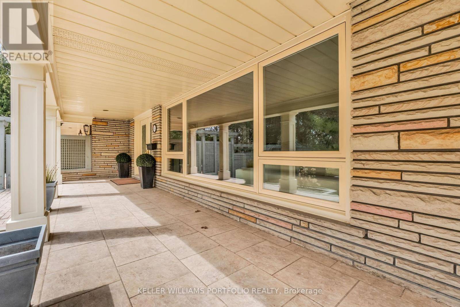 Oakville (oo Old Oakville), ON L6J1K9,1123 LAKESHORE ROAD E