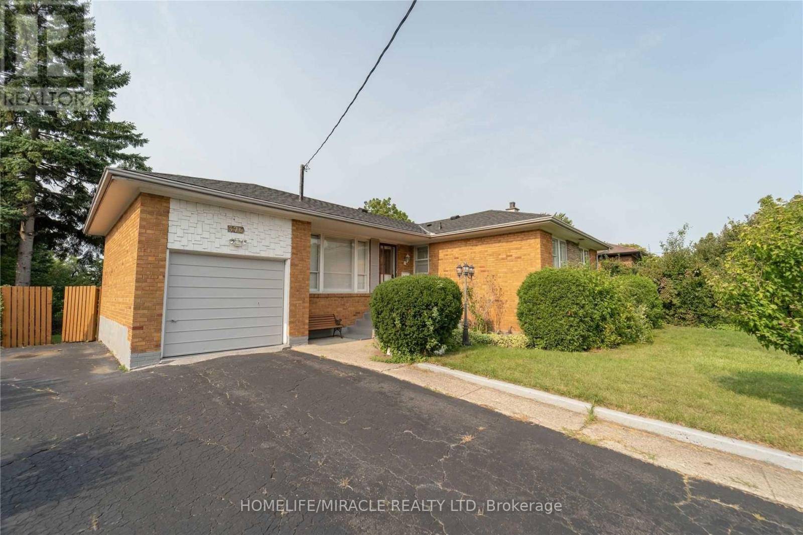 Oakville (wo West), ON L6L4A4,376 THIRD LINE
