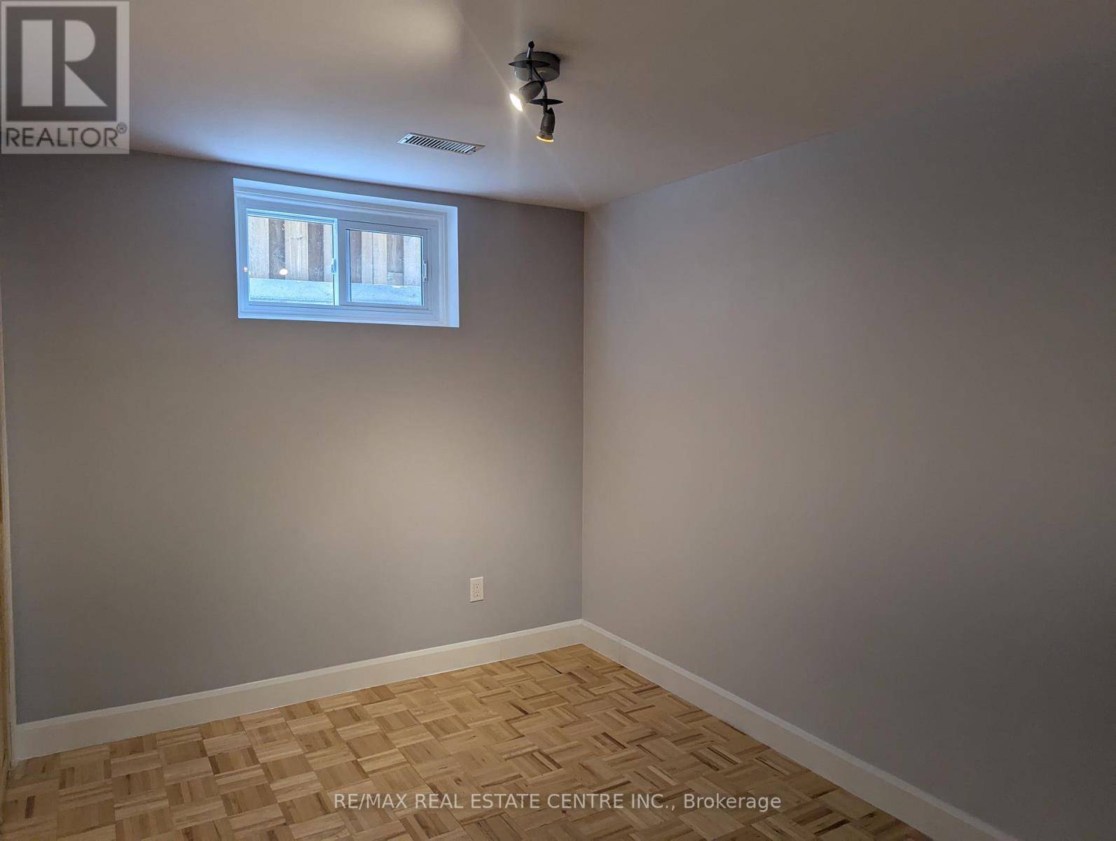 Mississauga (hurontario), ON L5R2B3,4322 WATERFORD CRESCENT