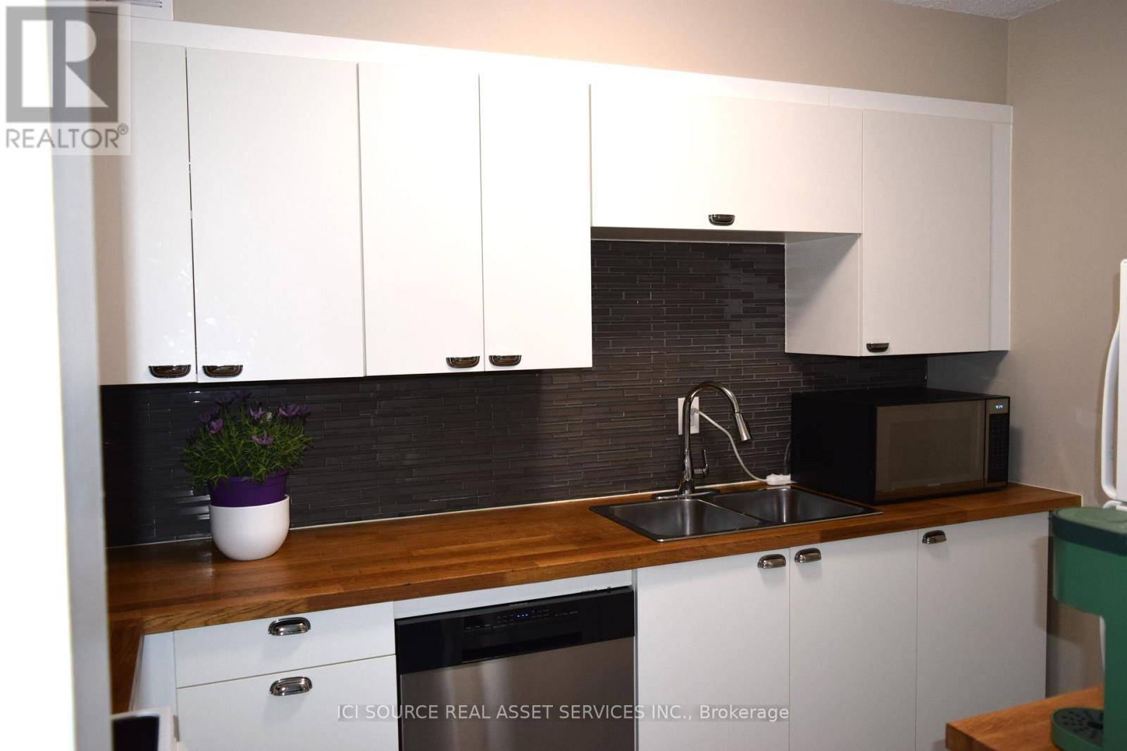 Oakville (co Central), ON L6K3B1,212 Kerr ST #601
