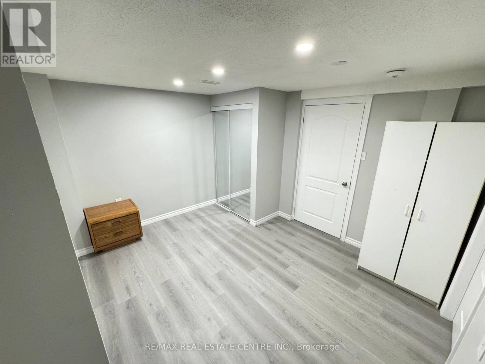 Mississauga (east Credit), ON L5V1H4,1489 ROYAL ROSE COURT