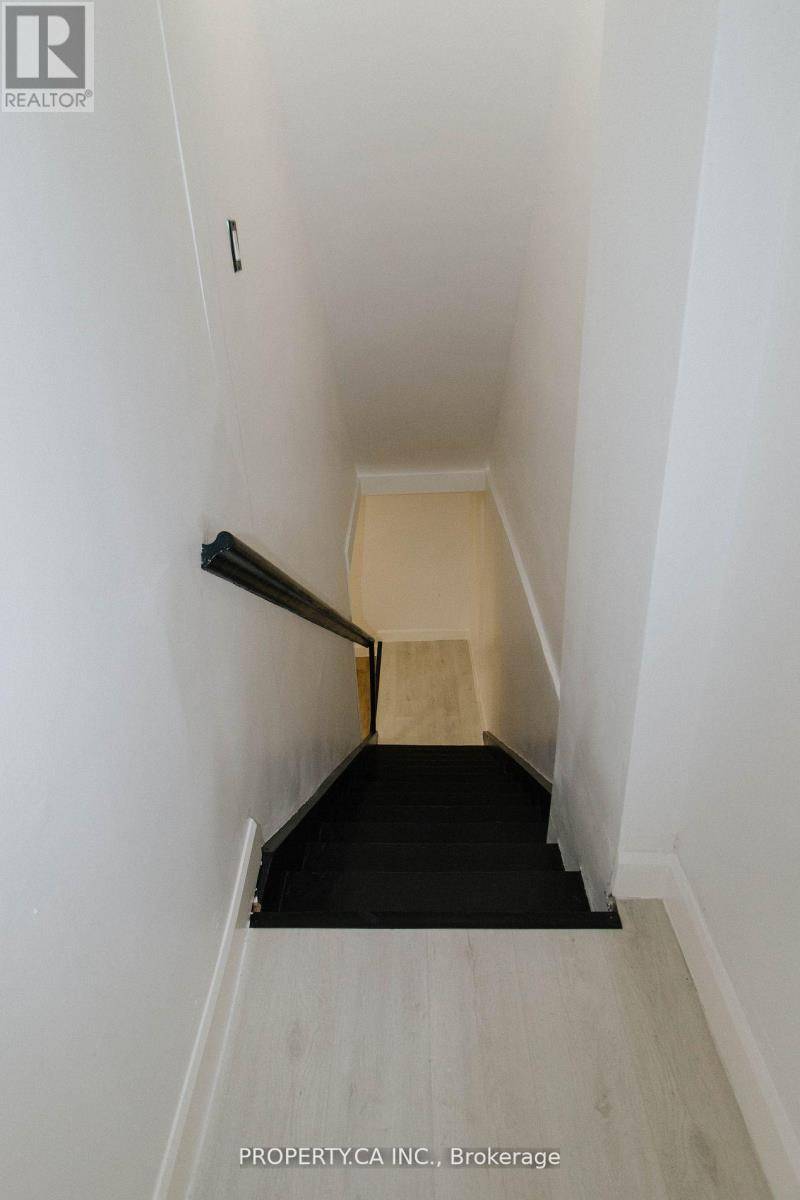 Oakville (co Central), ON L6K3A7,154 Kerr ST #Lower