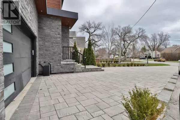 Oakville (br Bronte), ON L6L1W3,271 JENNINGS CRESCENT