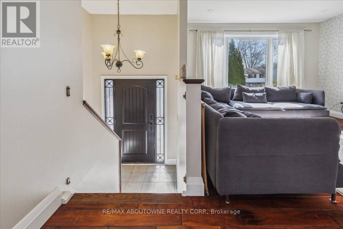 Burlington (brant Hills), ON L7P3B9,2430 CAVENDISH DRIVE