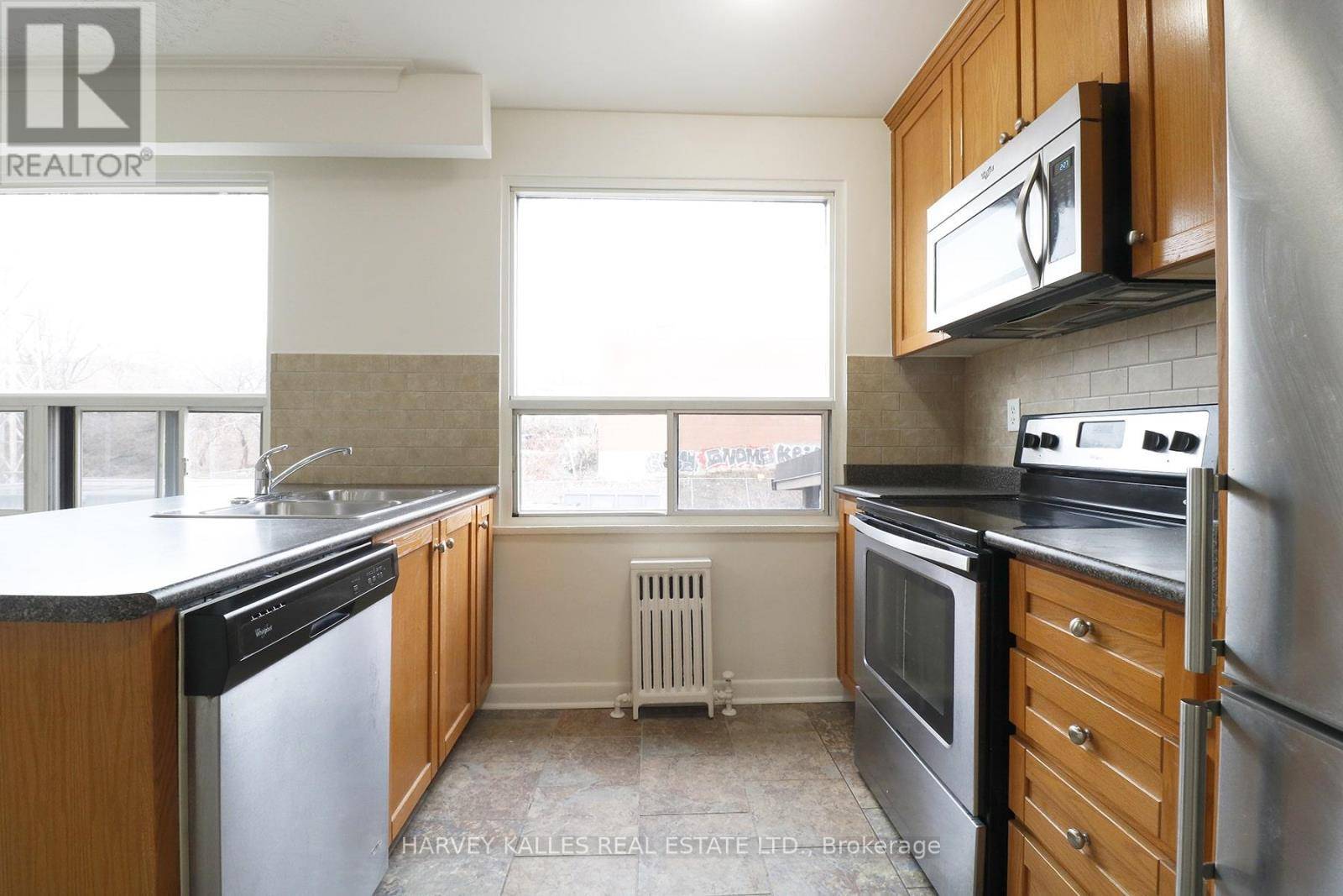 Toronto (caledonia-fairbank), ON M6E4X5,500 Gilbert AVE #209