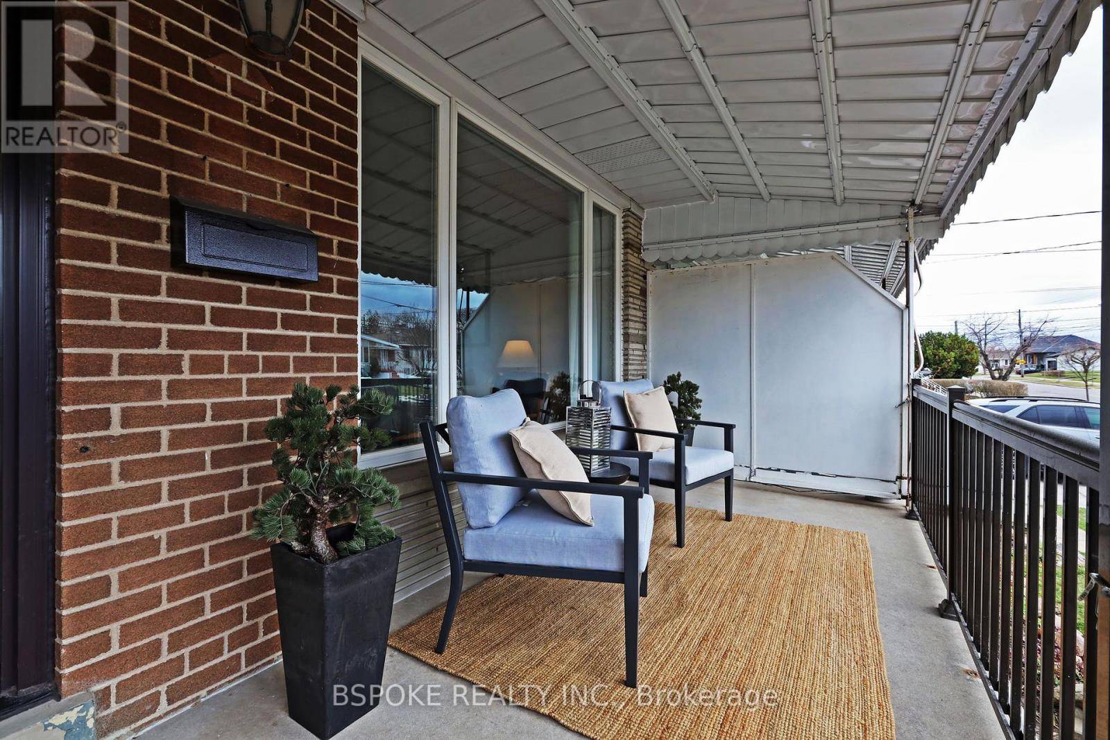 Toronto (humberlea-pelmo Park), ON M9N3L1,49 HOWBERT DRIVE