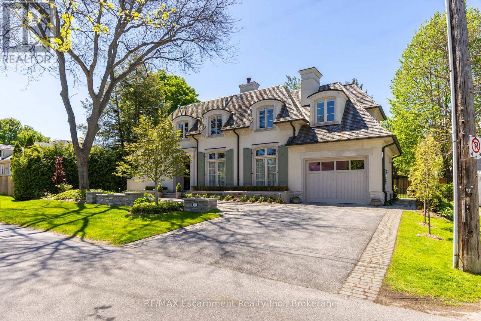 Oakville (oo Old Oakville), ON L6J1R6,399 RANDALL STREET