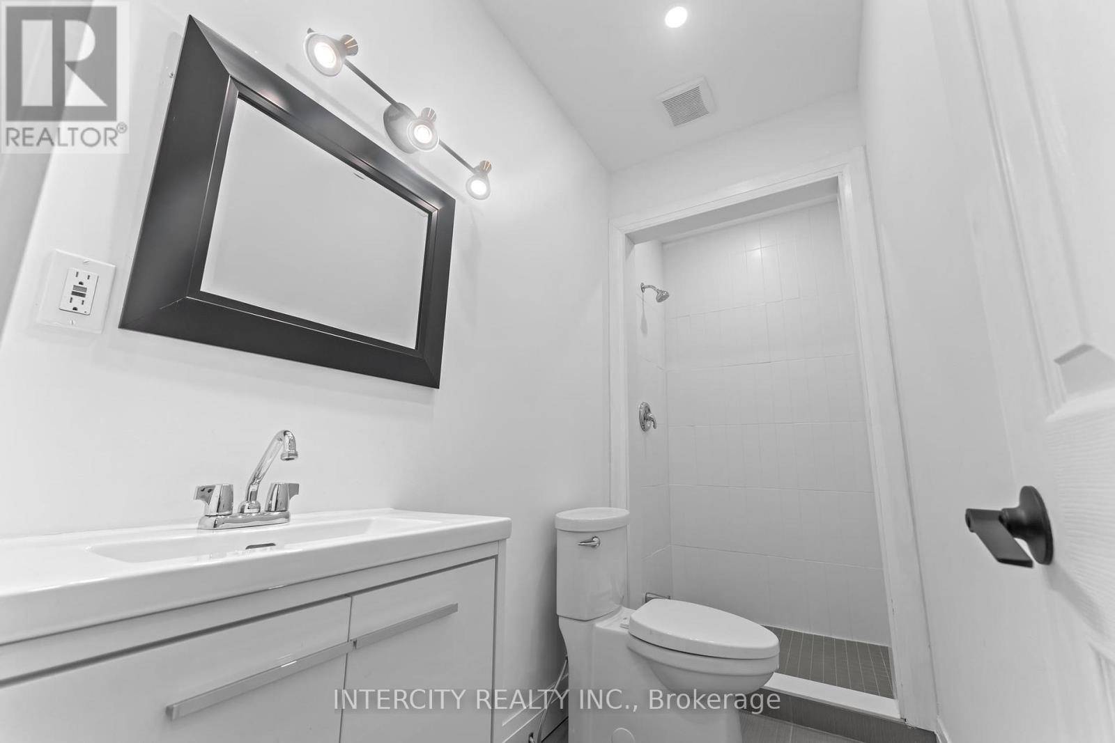 Toronto (rockcliffe-smythe), ON M6N4P6,68 GREENDALE AVENUE