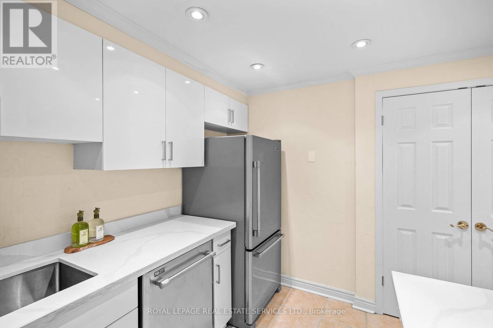 Oakville (br Bronte), ON L6L6J5,102 Bronte RD #215