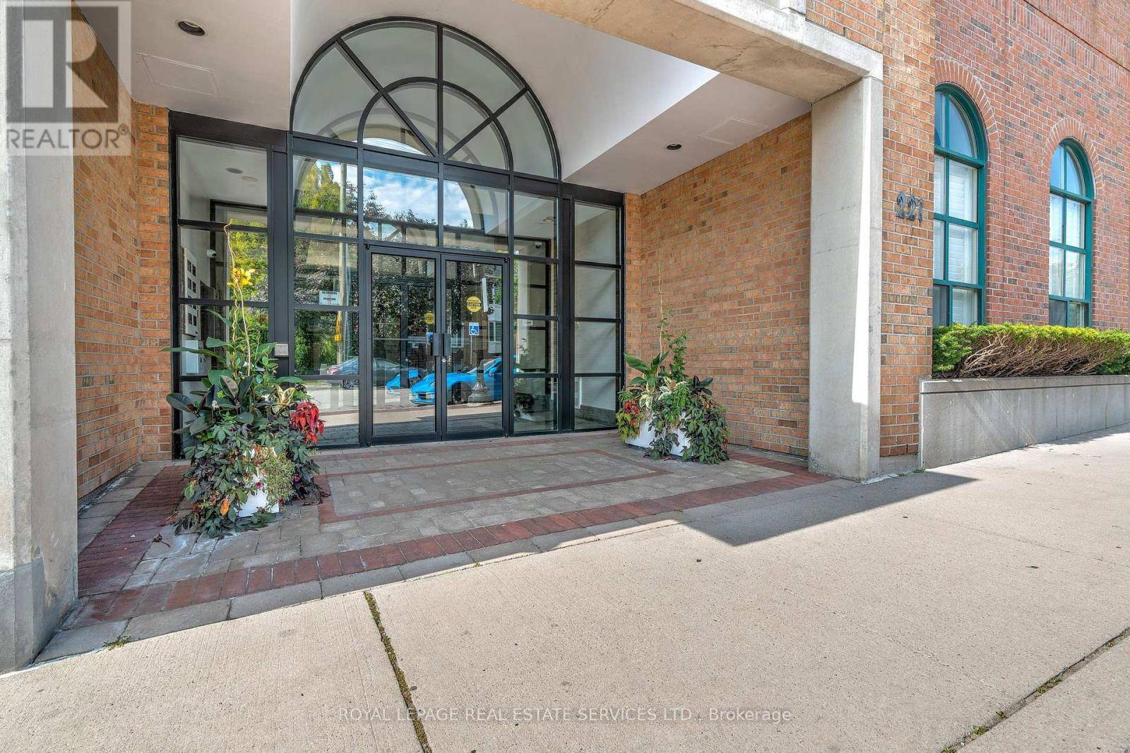 Oakville (oo Old Oakville), ON L6J7N9,221 Robinson ST #PH8