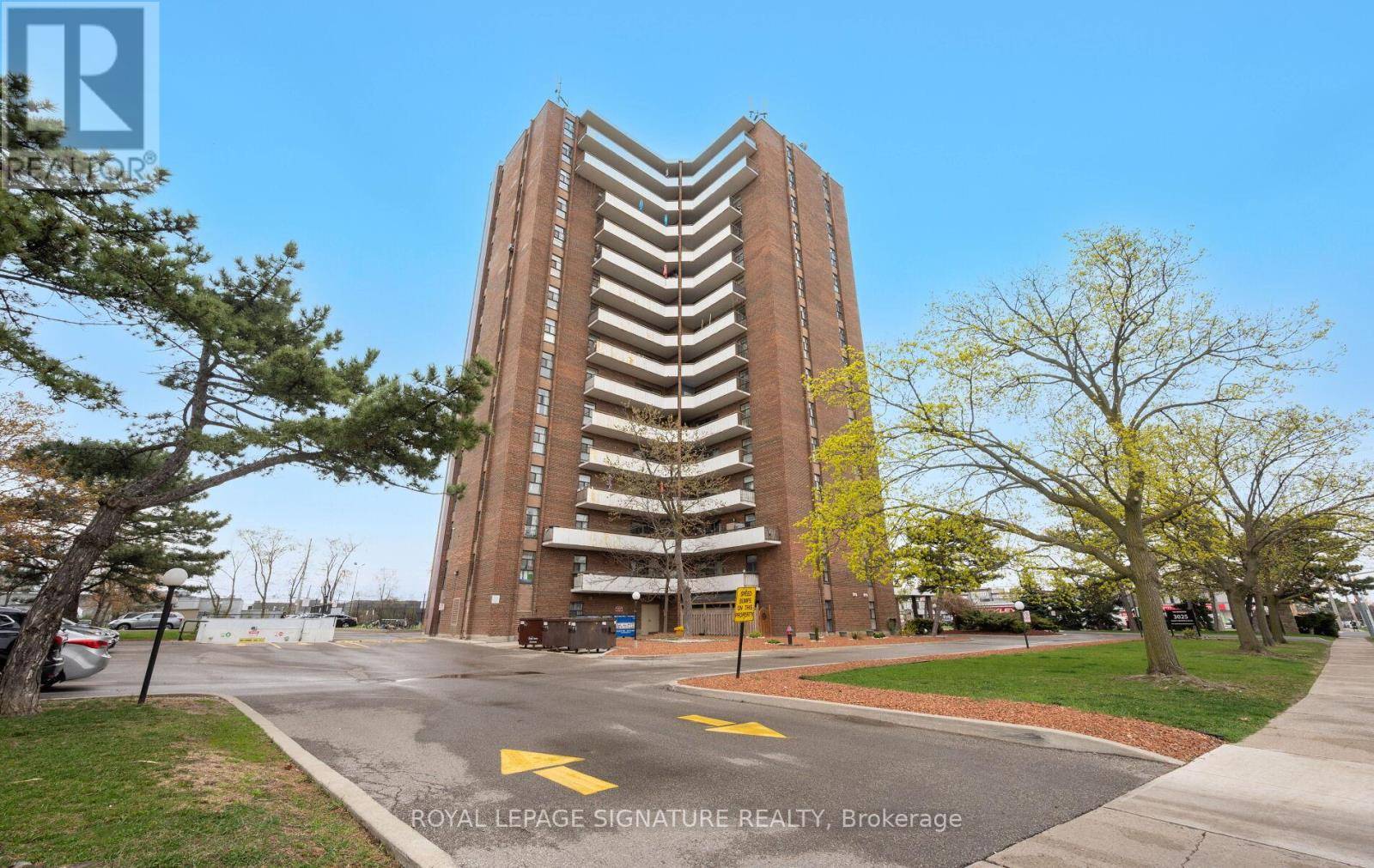 3025 Queen Frederica DR #201, Mississauga (applewood), ON L4Y3A1