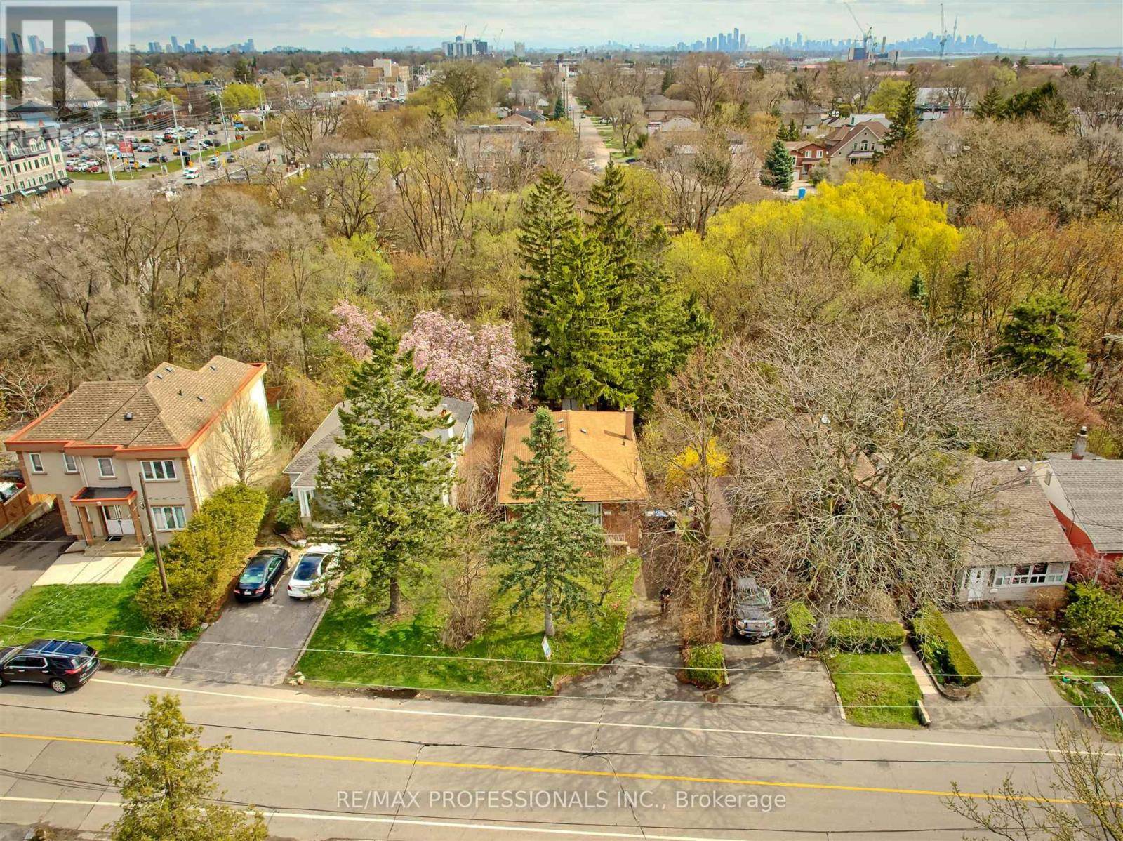 Mississauga (lakeview), ON L5G4E3,957 BEECHWOOD AVENUE