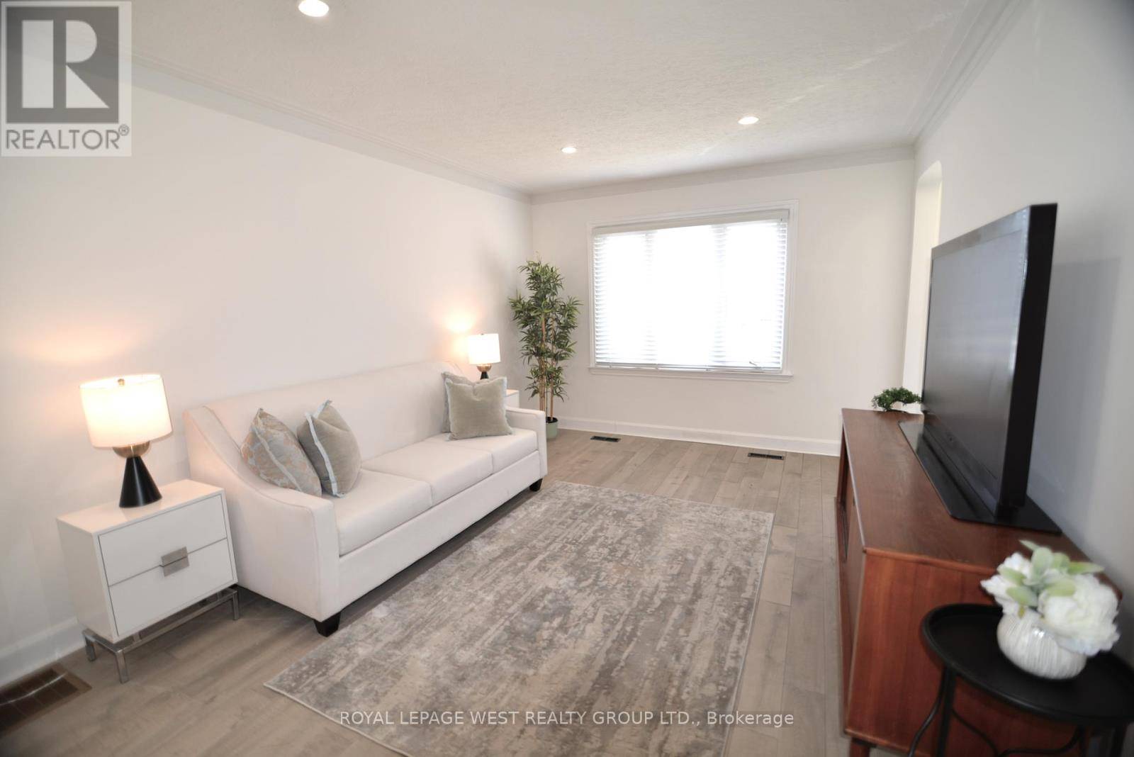 Toronto (stonegate-queensway), ON M8Z4P1,905 ISLINGTON AVENUE