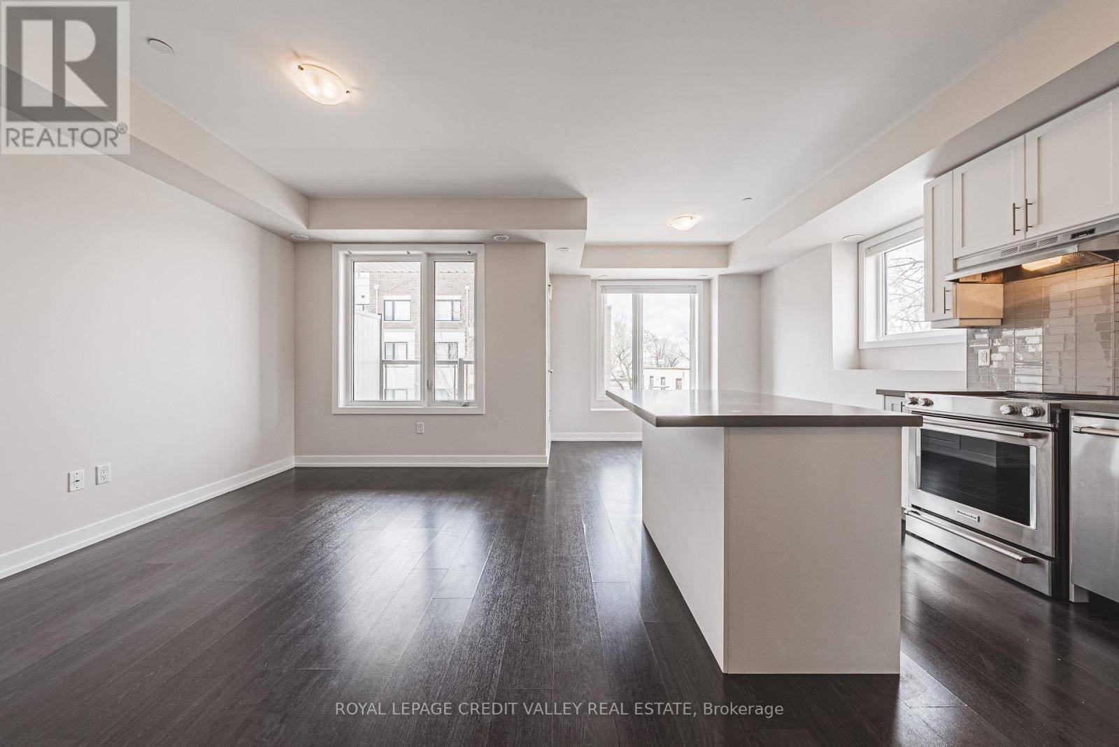 Toronto (mimico), ON M8V1Y8,256 Royal York RD East #116