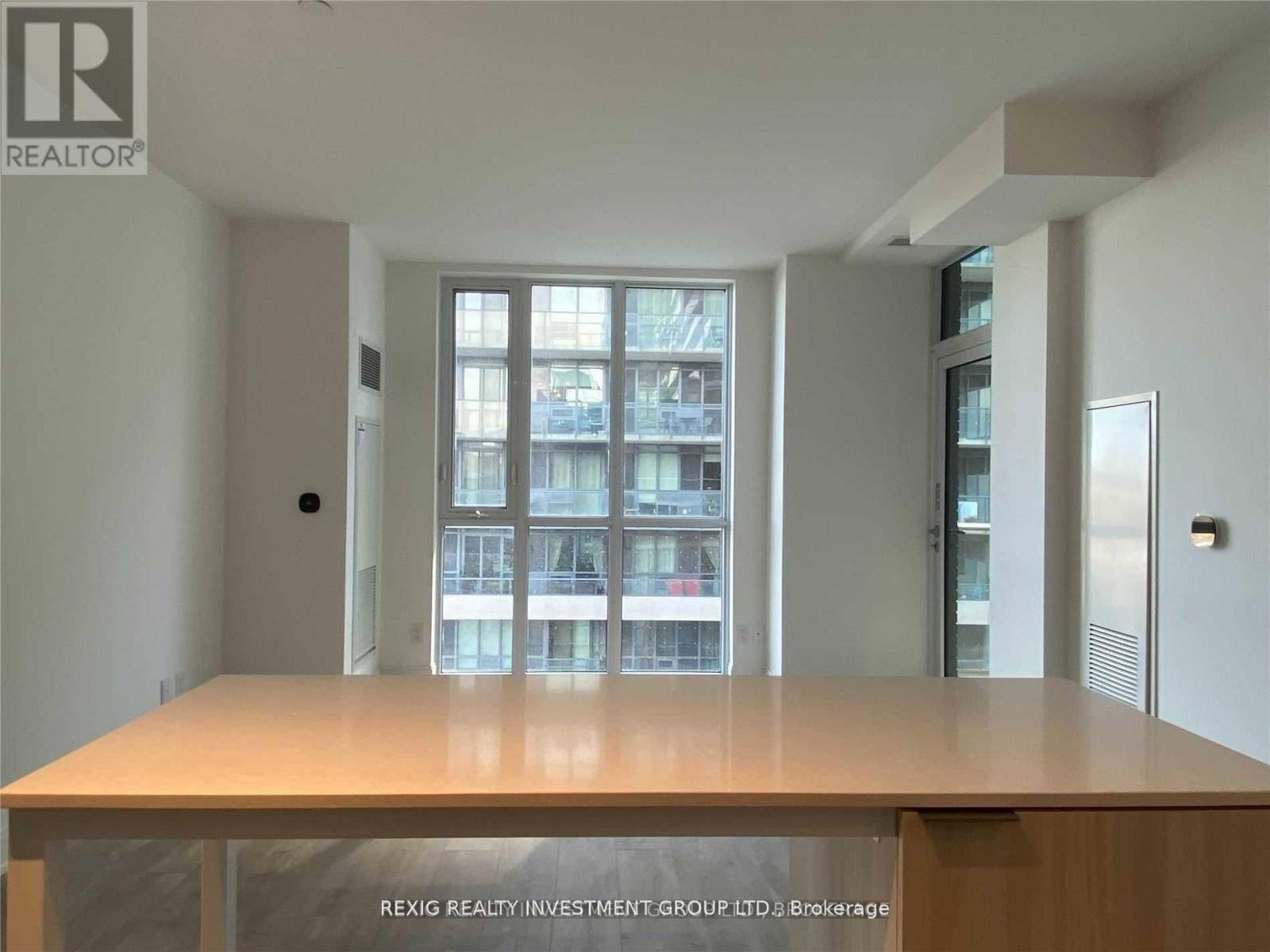 Toronto (mimico), ON M8V0A8,70 Annie Craig DR #404