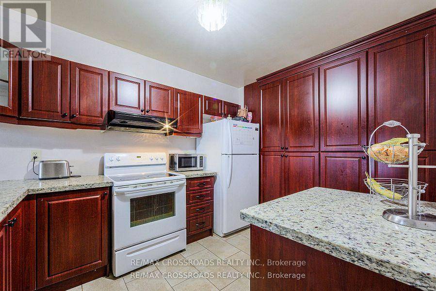 Toronto (elms-old Rexdale), ON M9W6A5,234 Albion RD #PH6