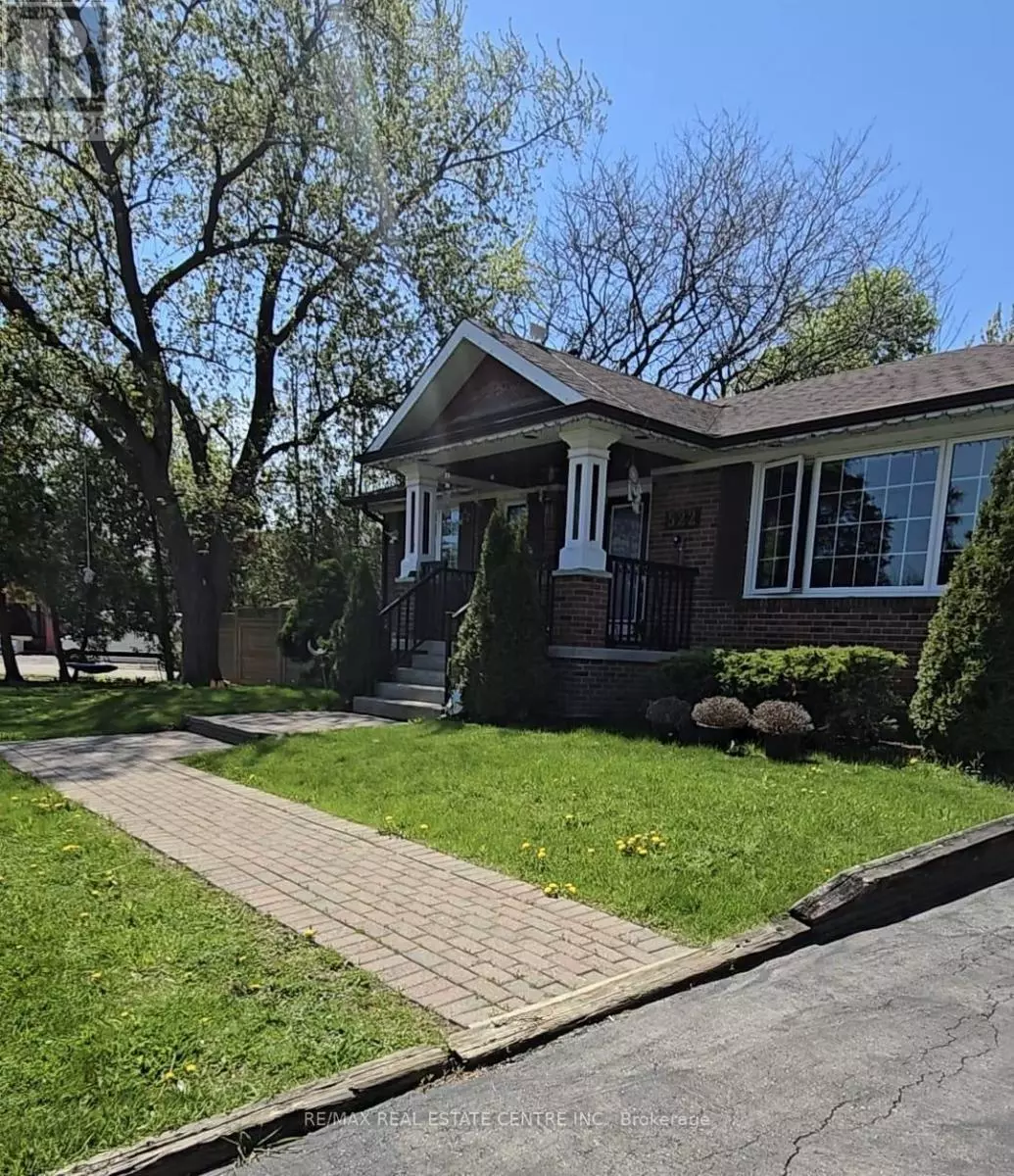Oakville (br Bronte), ON L6L4X4,522 WEIR AVENUE