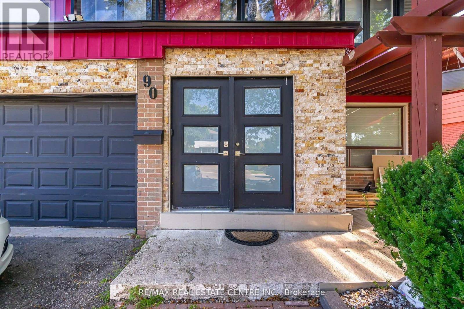 Brampton (bram East), ON L6W2Y1,UPPER LEVEL - 90 CENTRE STREET S