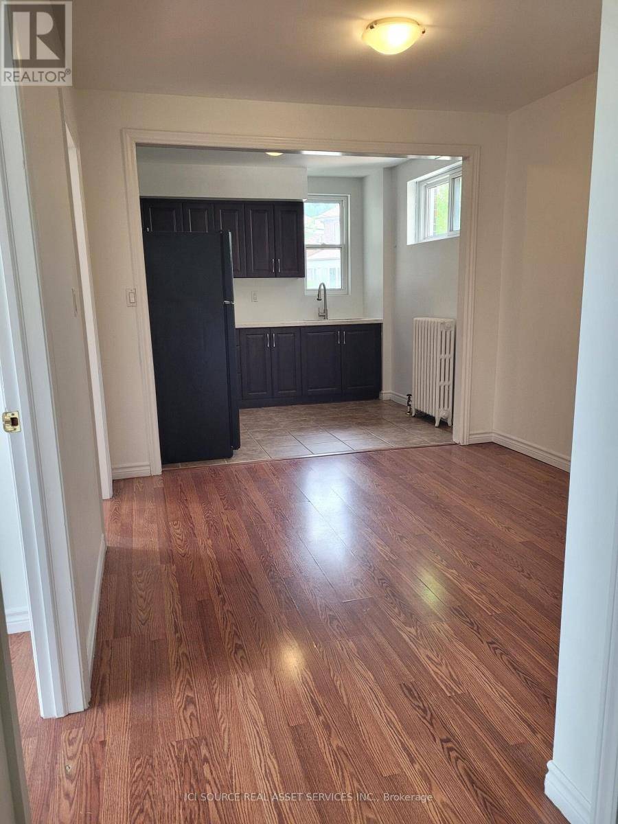 Toronto (mount Dennis), ON M6M2B5,44 Bartonville AVE West #1