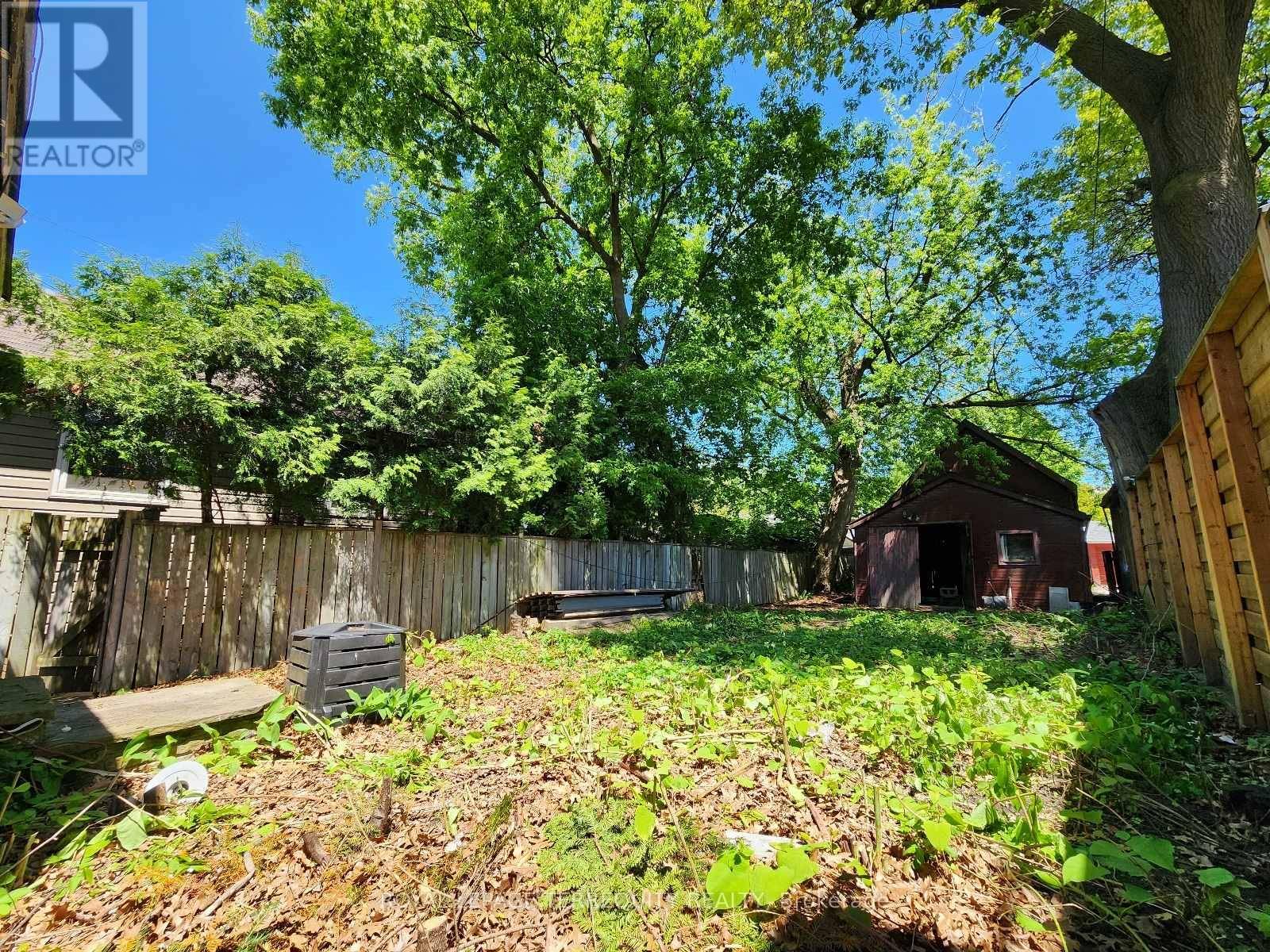 Toronto (runnymede-bloor West Village), ON M6S3H2,629 DURIE STREET