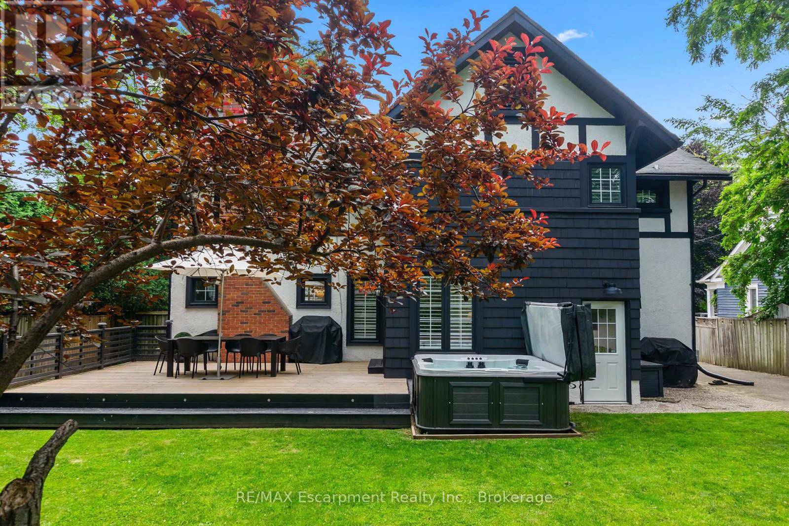 Oakville (oo Old Oakville), ON L6J3H8,407 TRAFALGAR ROAD