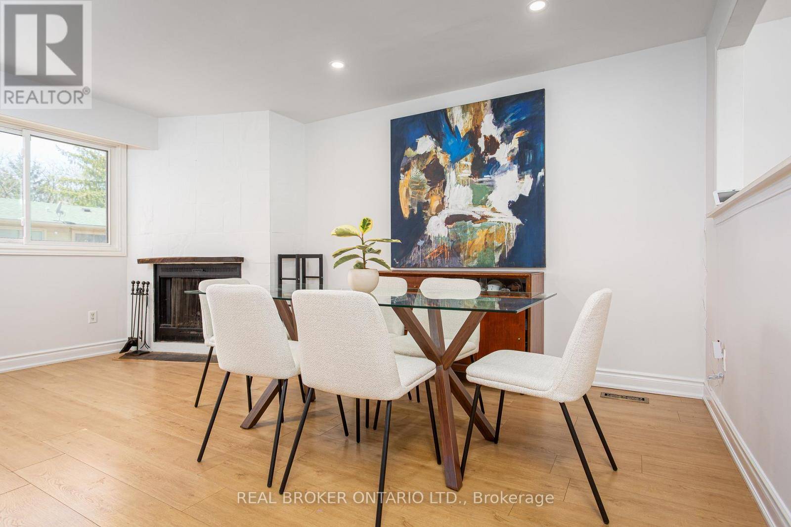 Oakville (cp College Park), ON L6H3A3,1135 McCraney ST East #6