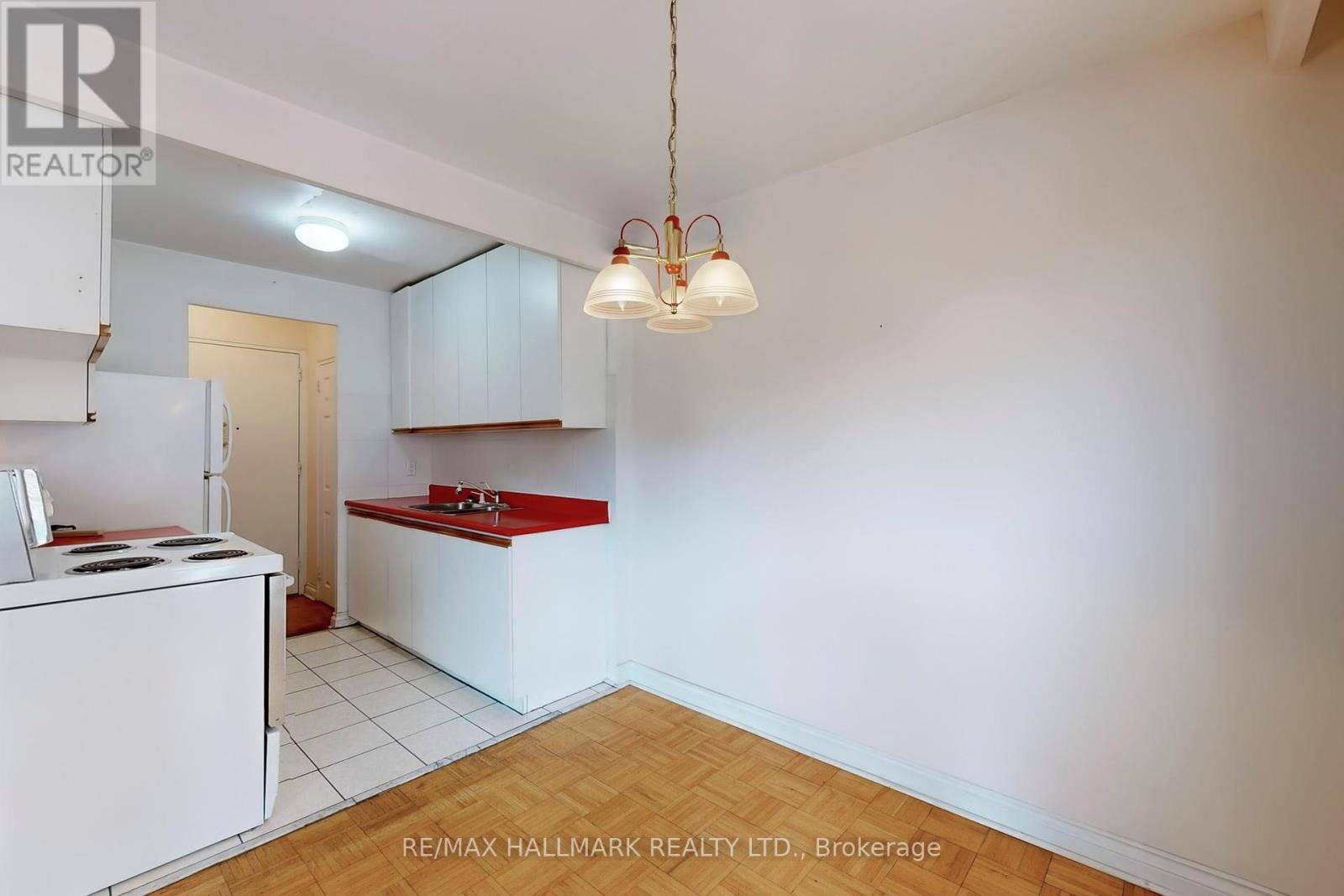 Toronto (brookhaven-amesbury), ON M6M2N2,50 Gulliver RD #203