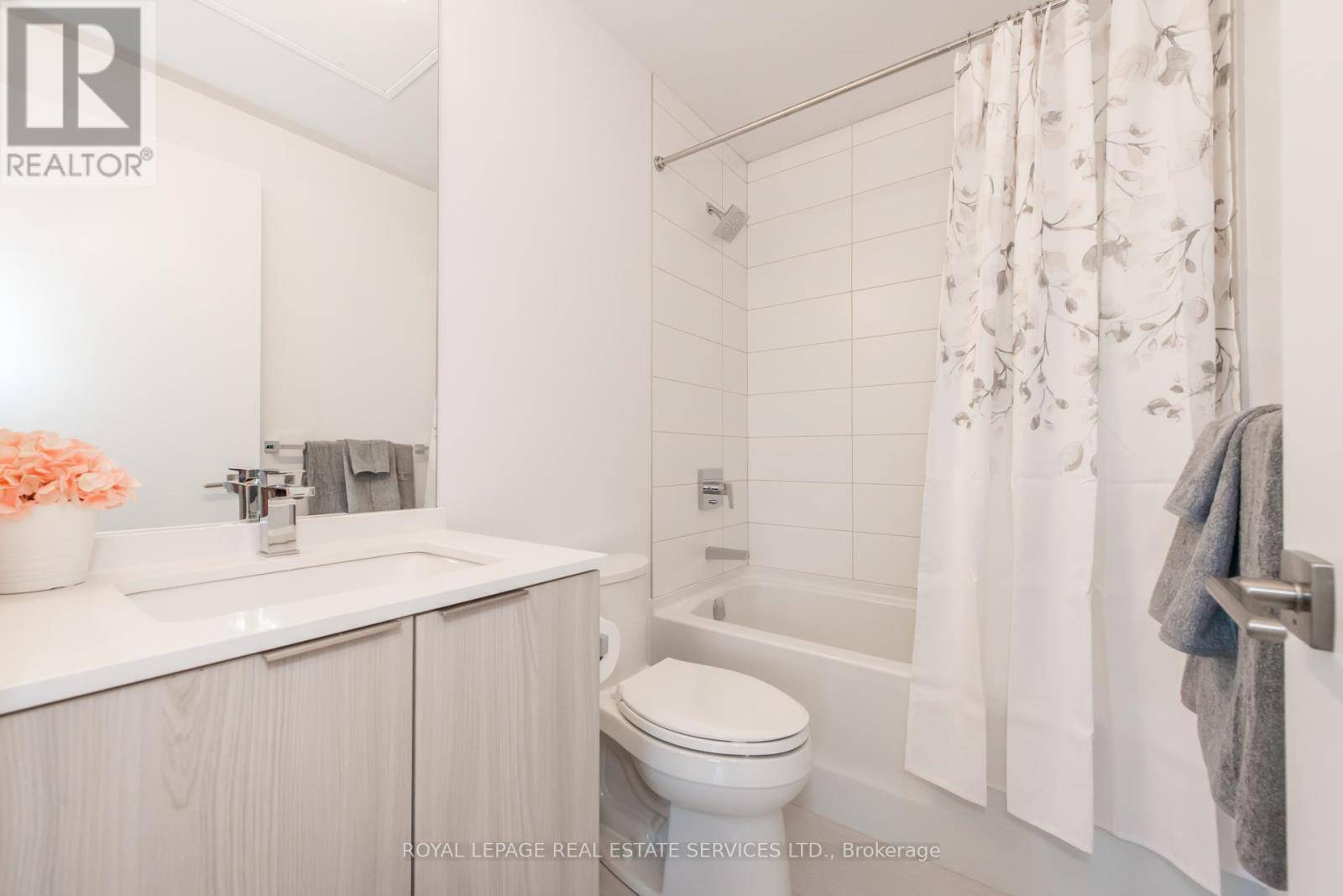 Toronto (edenbridge-humber Valley), ON M8X0B4,15 Brin DR #19