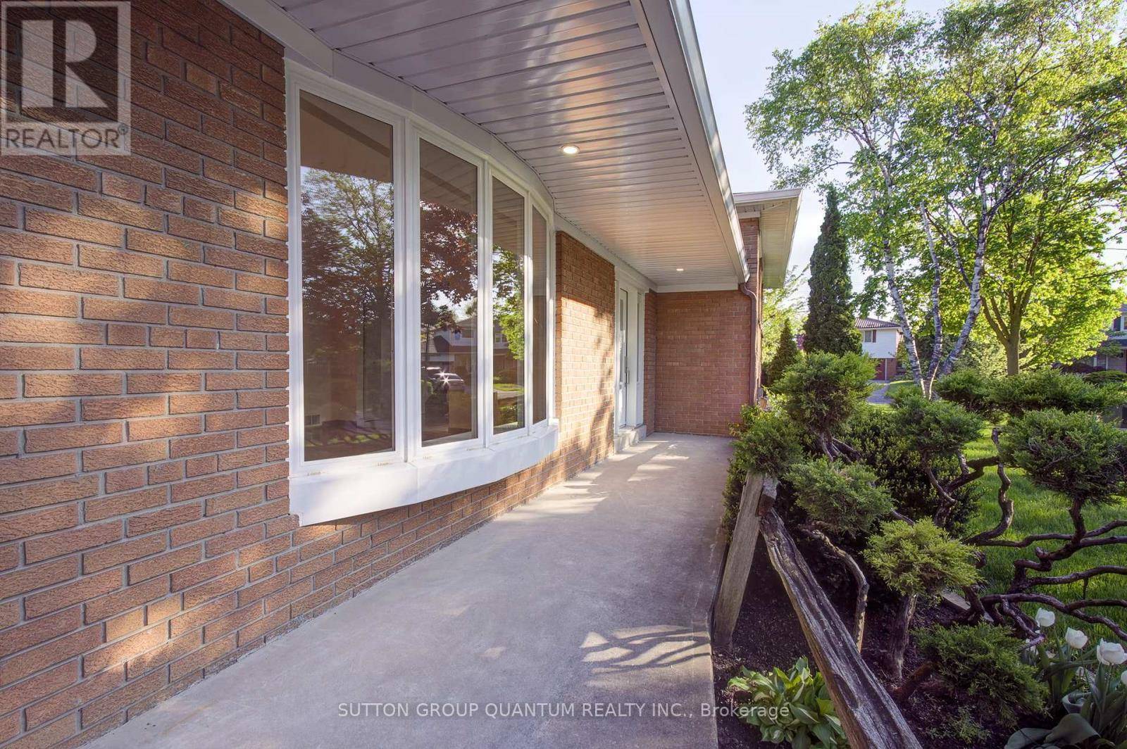 Mississauga (applewood), ON L4Y2P3,951 STREAMWAY CRESCENT