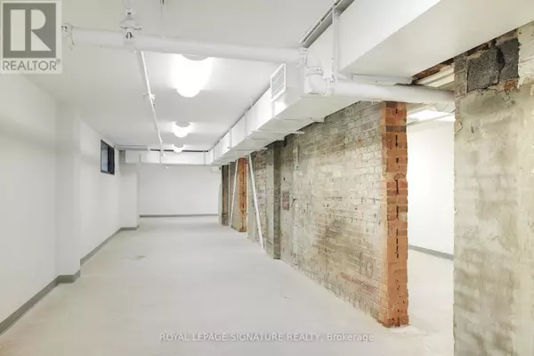 Toronto (junction Area), ON M6P1Y3,2738 DUNDAS STREET W
