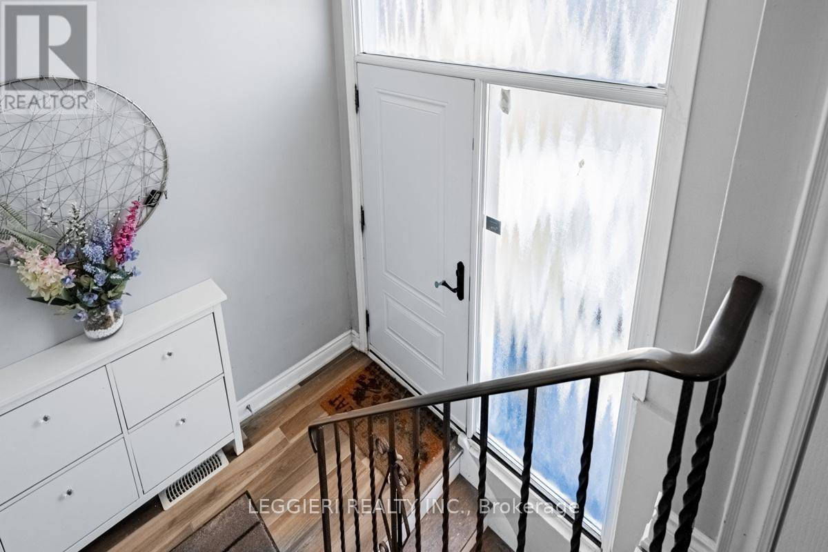Mississauga (malton), ON L4T2W6,6849 DARCEL AVENUE