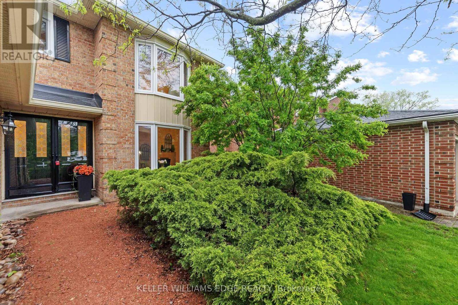 Burlington (headon), ON L7M2Y8,2095 FALLINGBROOK COURT