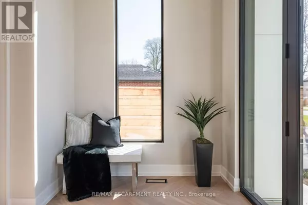 Mississauga (lakeview), ON L5G1P3,696 MONTBECK CRESCENT
