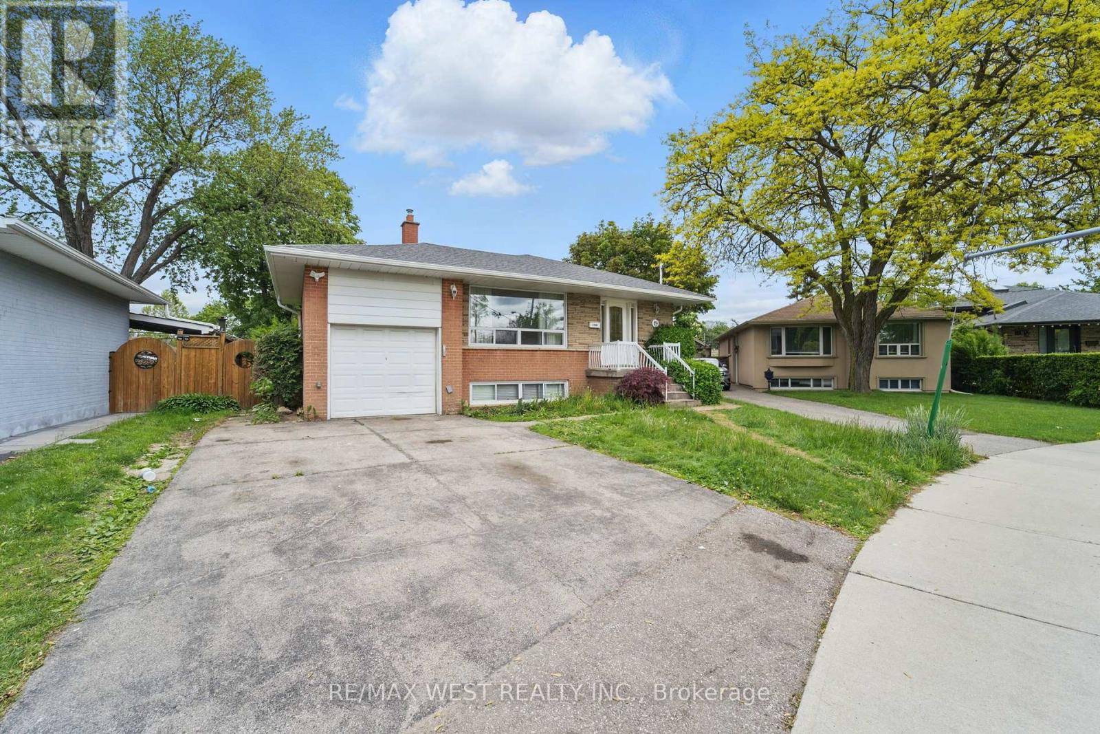 19 ROBINGLADE DRIVE, Toronto (eringate-centennial-west Deane), ON M9B2P9