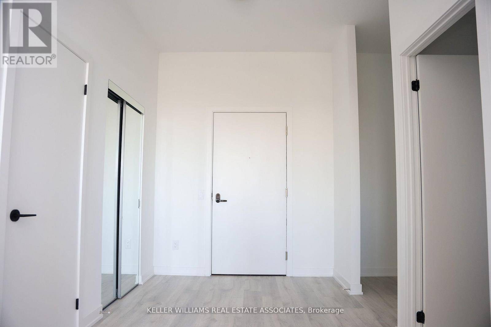 Mississauga (port Credit), ON L5H0A9,220 Missinnihe WAY #502