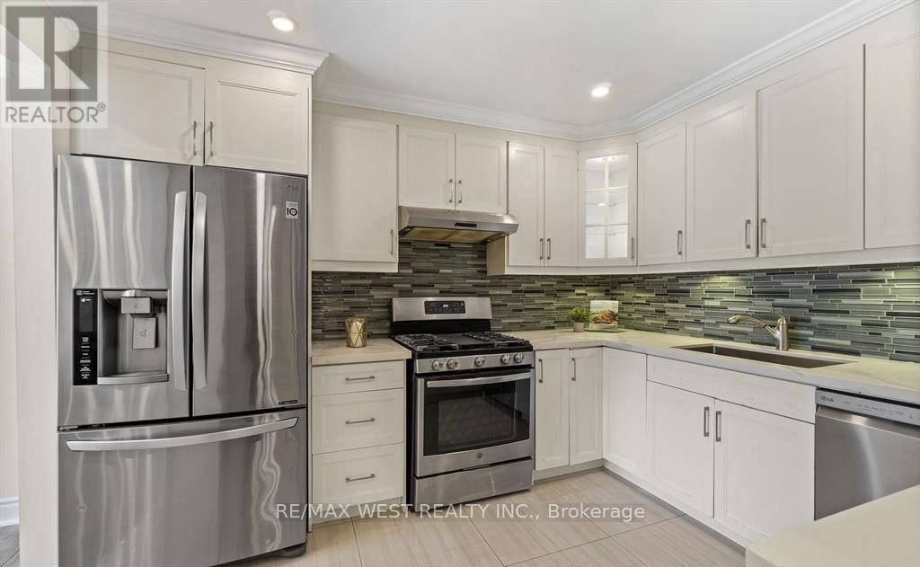 Mississauga (streetsville), ON L5N1Y2,98 Falconer DR #10