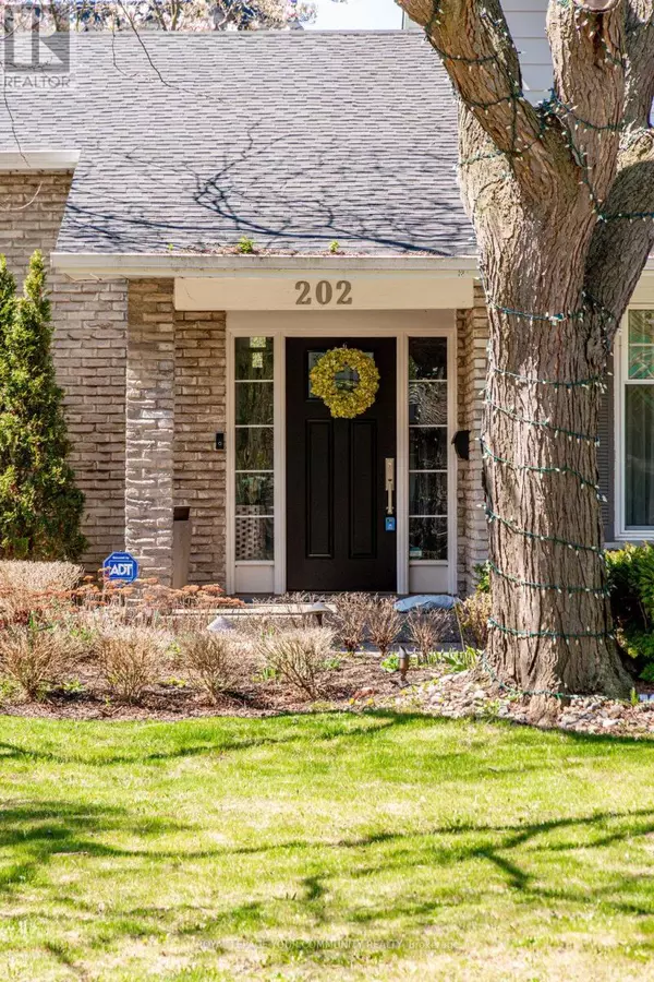Oakville (sw Southwest), ON L6L5J2,202 WILLOWRIDGE COURT
