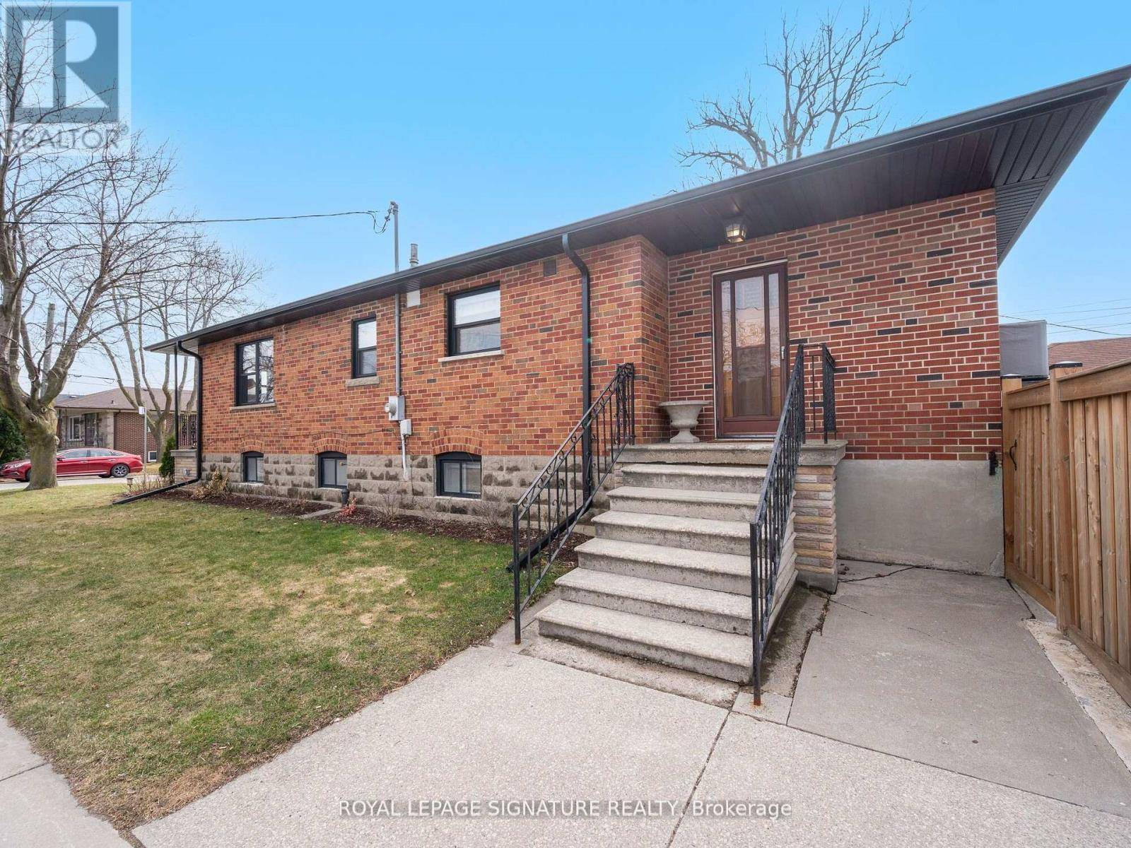 Toronto (briar Hill-belgravia), ON M6E2T1,136 SCHELL AVENUE