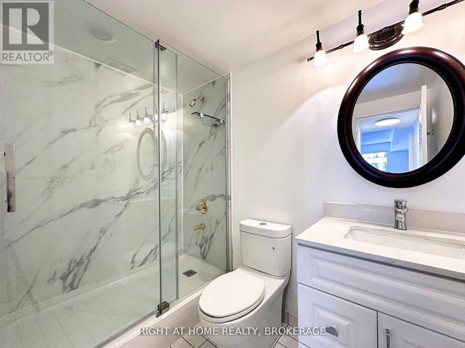 Oakville (oo Old Oakville), ON L6J3K9,162 Reynolds ST #202