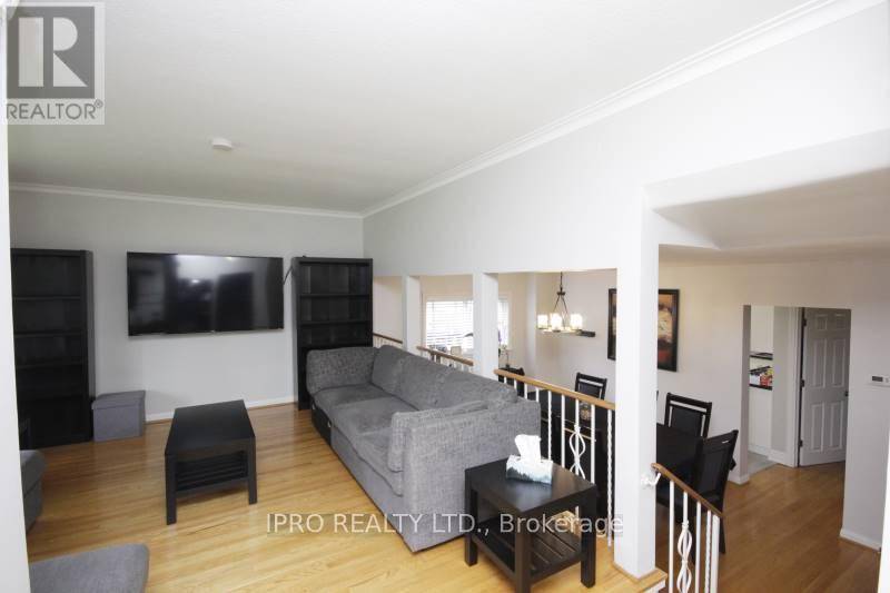 Toronto (willowridge-martingrove-richview), ON M9R3W7,19 DUNSANY CRESCENT