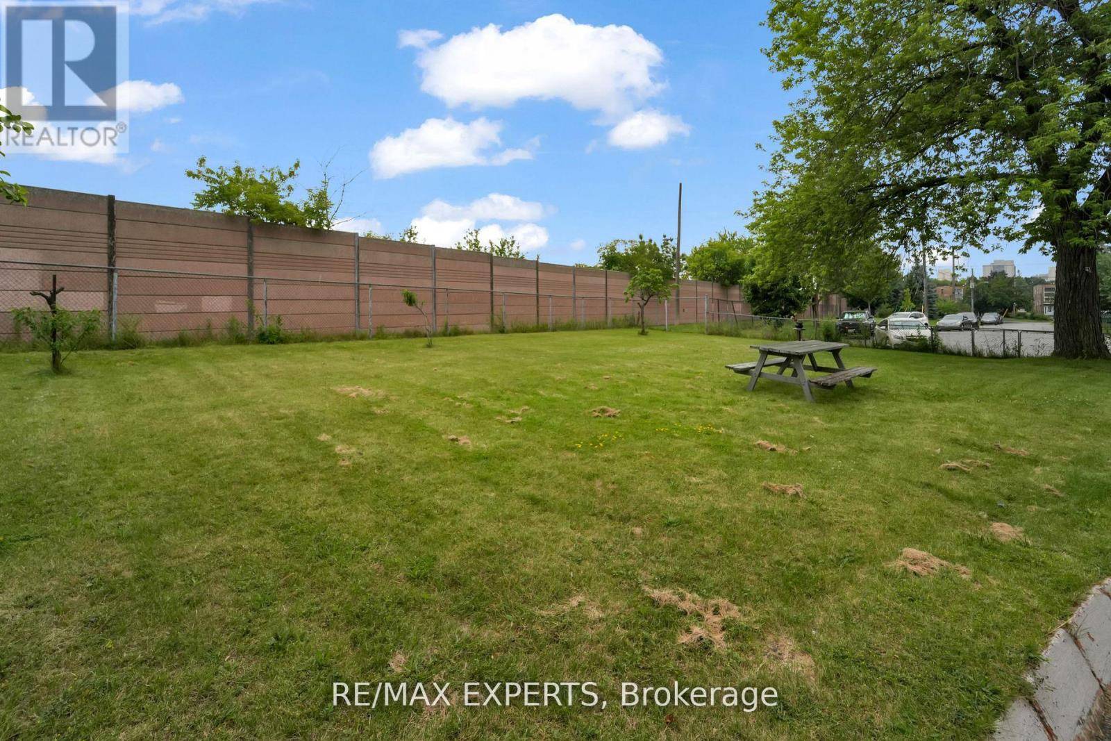 Toronto (yorkdale-glen Park), ON M6B2N8,44 ELWAY COURT