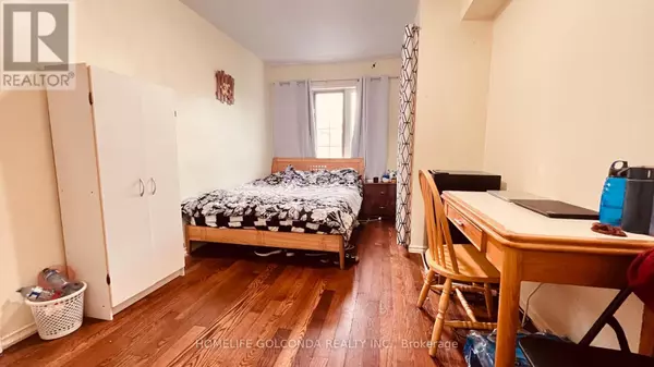 Toronto (york University Heights), ON M3J0A3,22 TROYER AVENUE